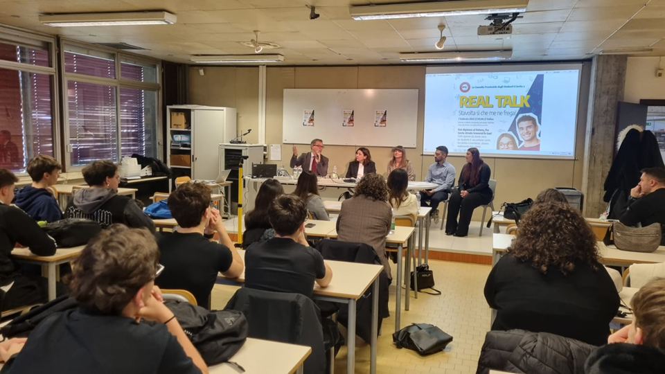 300 studenti reggiani a confronto con giovani lavoratori per l'orientamento post-diploma