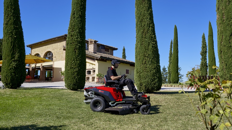 Emak presenta i nuovi trattorini a raggio zero di Efco, Oleo-Mac, Bertolini e Nibbi