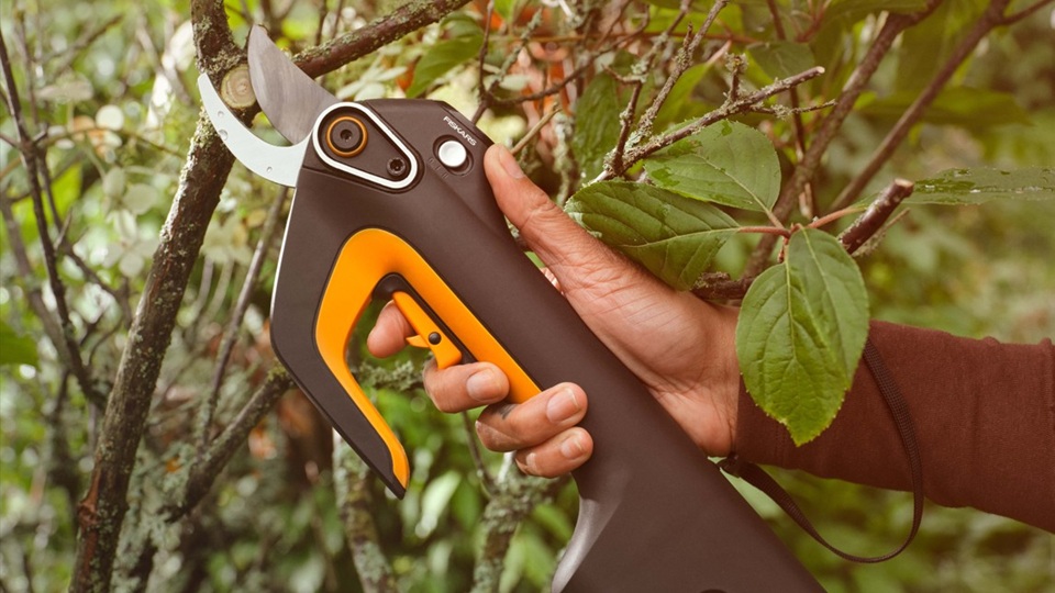 Sabart amplia il catalogo con le nuove soluzioni a batteria Fiskars