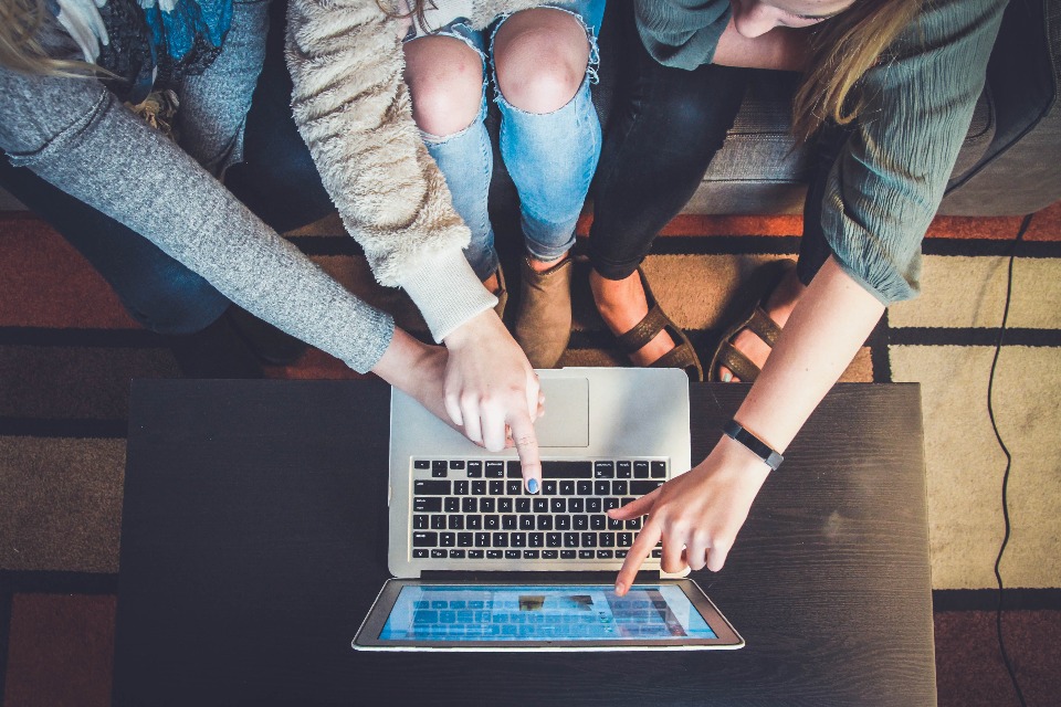 Persone che lavorano al computer