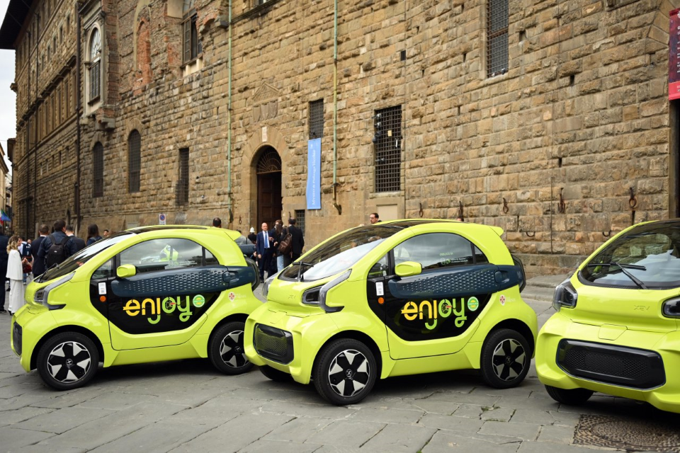 Firenze diventa elettrica: Enjoy implementa la flotta con le city car XEV YOYO fornite da SIFÀ