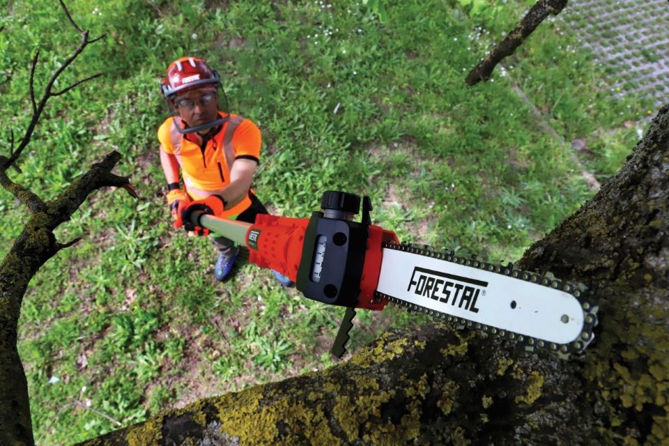 Sabart amplia la gamma Forestal con il nuovo potatore telescopico a batteria FOR7000